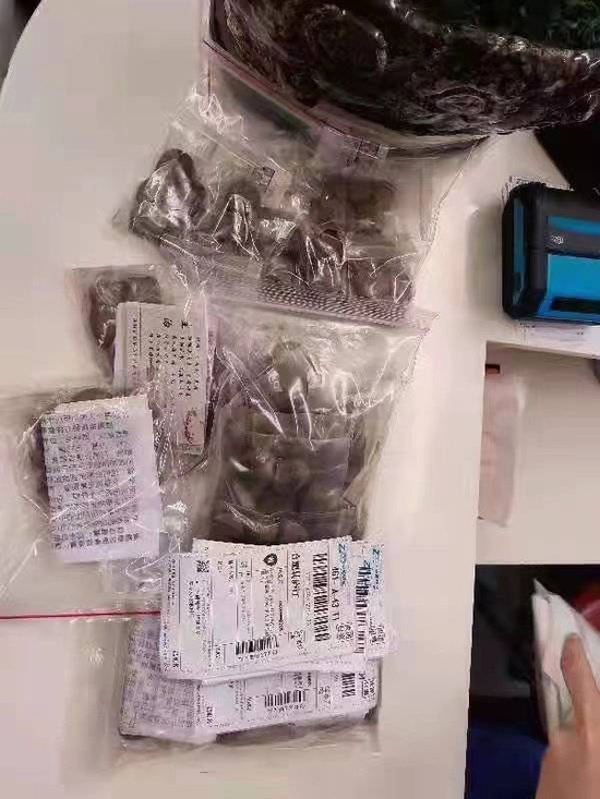 查获部分准备邮寄的中药丸