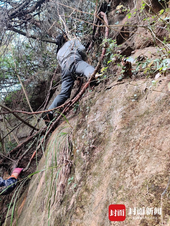 调查人员在陡壁上寻找恐龙化石踪迹