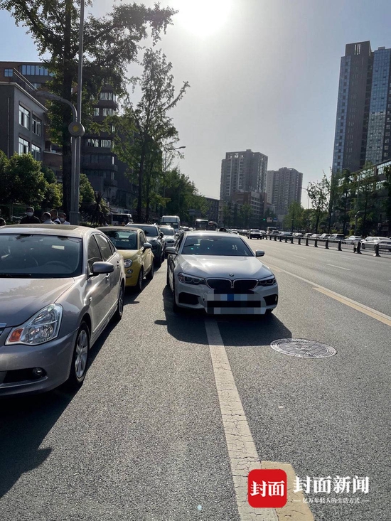 有車輛停在公交車道上