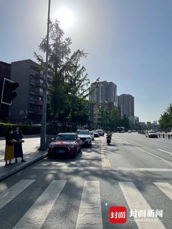 由于車道被占,非機動車只能在公交車道行駛