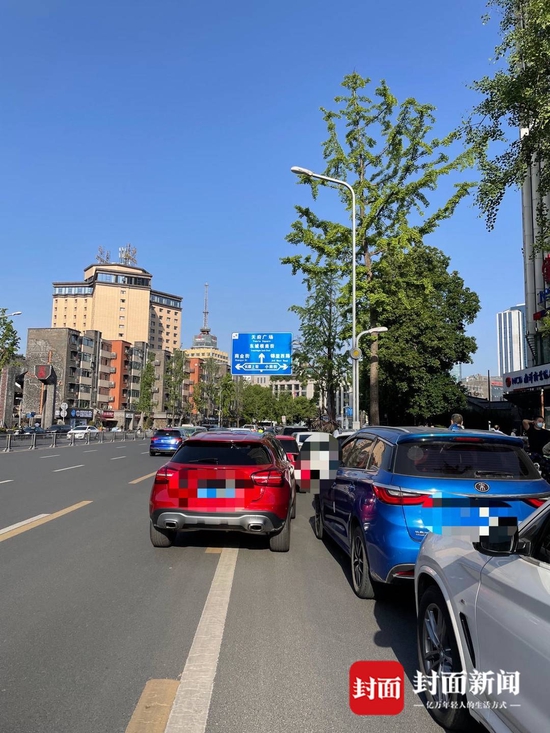 有車輛停在公交車道上