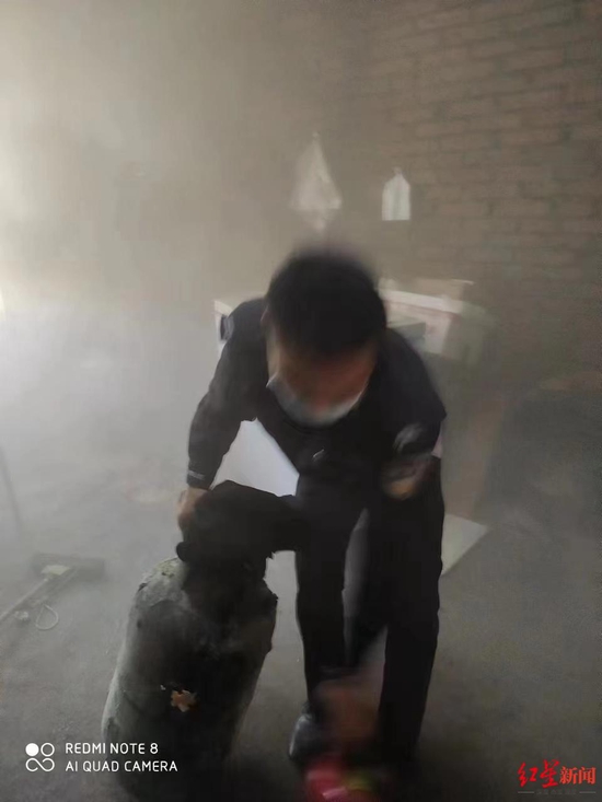 ▲盧小坡徒手拎出液化氣罐。