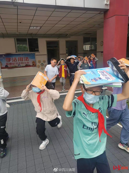 四川多所学校收到地震预警 师生有序疏散避险