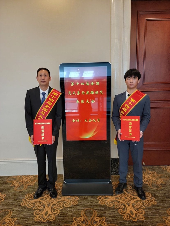 赖宁（左）和李果在北京接受表彰。图片由受访者提供