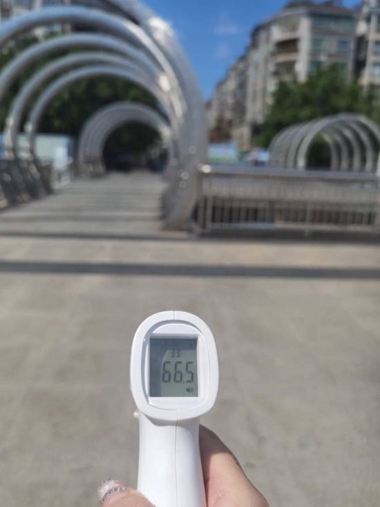 渠县网友实测万兴广场的地面温度达到66.5℃