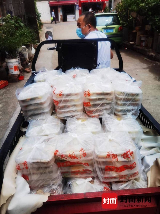 飯店的盒飯被送到當(dāng)?shù)亟值擂k
