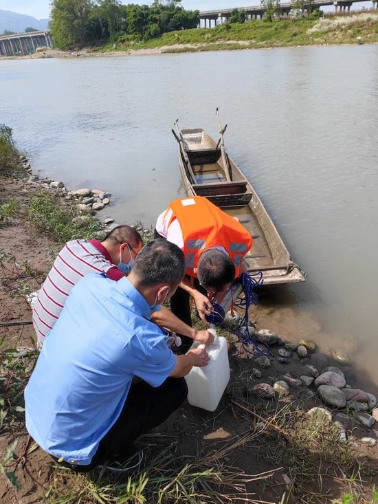 工作组对水质进行采样分析。四川省生态环境厅供图