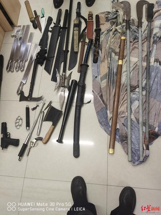 ↑警方缴获的枪支弹药和刀具