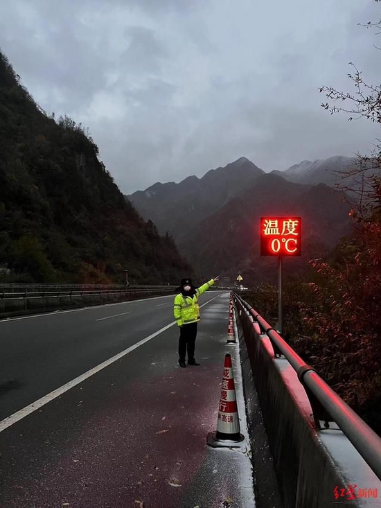 ↑包茂高速达州万源段出现降雪天气