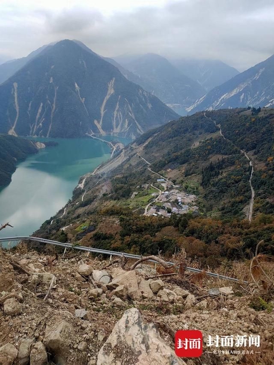 震后,前往猛虎岗的路依旧还有震时的痕迹