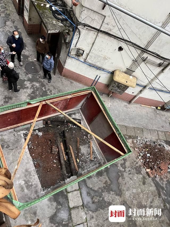 圍欄內,水泥地面已經鑿開,留下了一個淺坑。