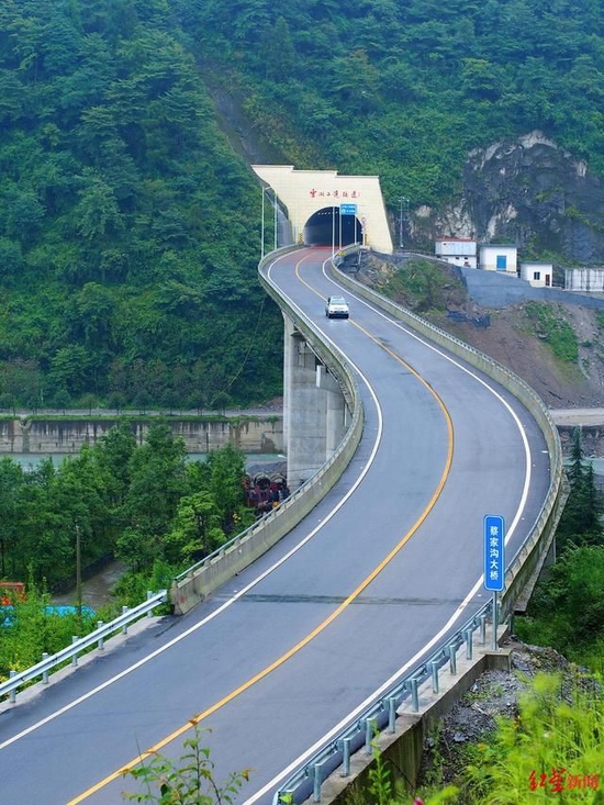 ↑绵茂公路 绵竹市委宣传部供图