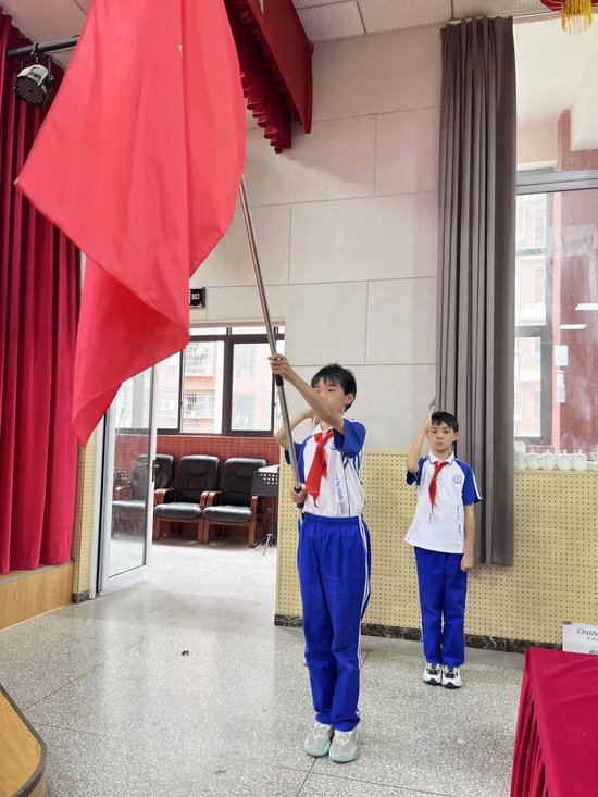 退中国少年先锋队队旗