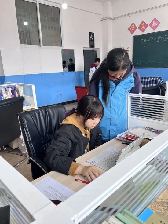 ▲马雲羽老师与学生一起分析学习情况