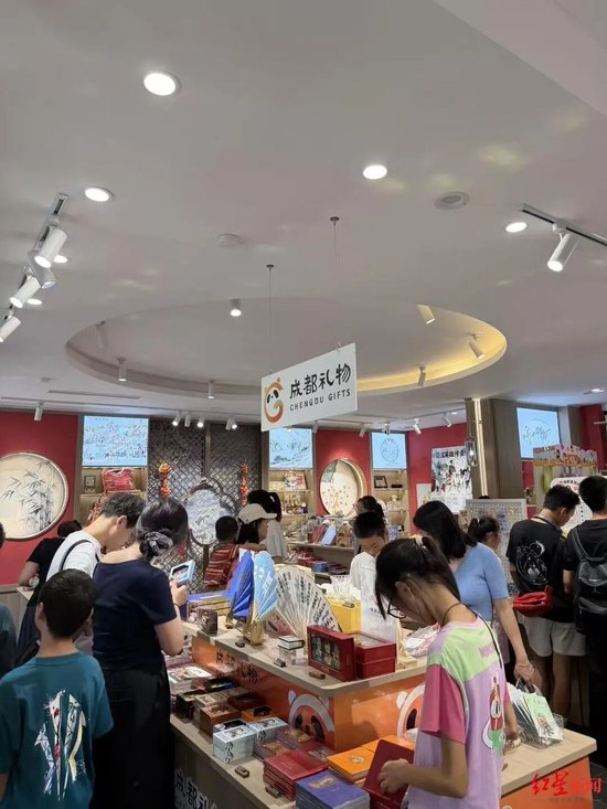 成都礼物门店内,游客选购产品