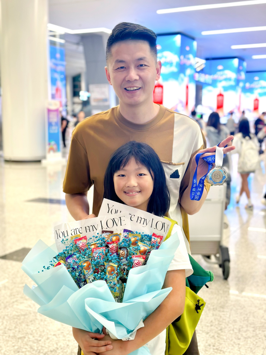 爸爸迎接载誉归来的女儿