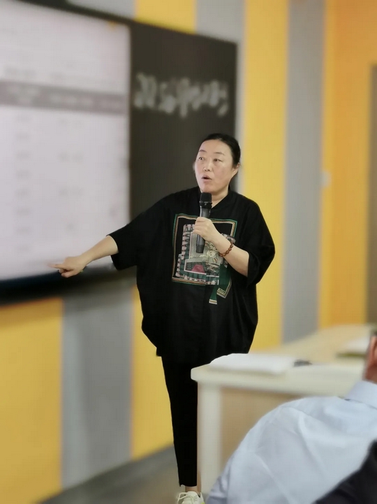 初中部教学副主任王咏梅对初中部各学科的成绩进行了发展性的横向分析