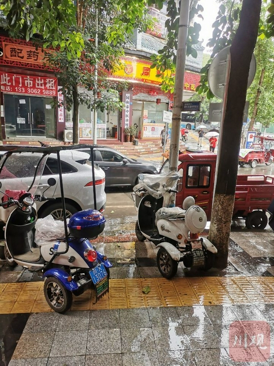 廣安市街頭隨處可見各類電動(dòng)摩托車