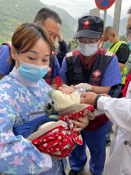 四川大学华西医院医疗救援队唐时元、胡海等正在救援