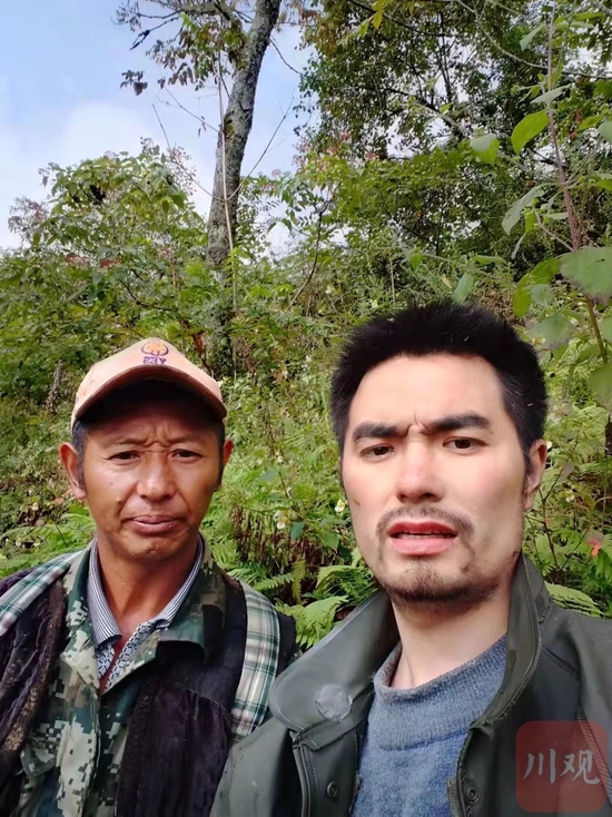 甘宇和跃进村村民倪太高（图右一）