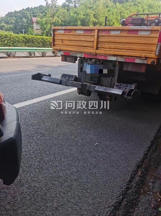 网友姚先生打道路救援公司电话后来到现场的救援车辆。（图片由当事人提供）