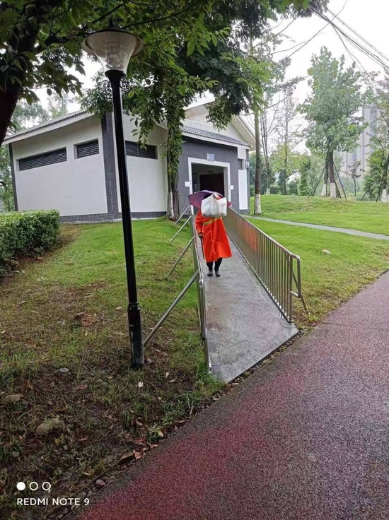 陶自清走失时身穿橙色环卫工雨衣、黑色雨靴，还打着一把紫色的伞。受访者供图