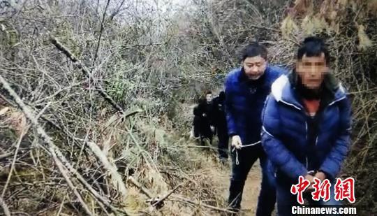 嫌疑人被从深山逮出 雅安警方 供图