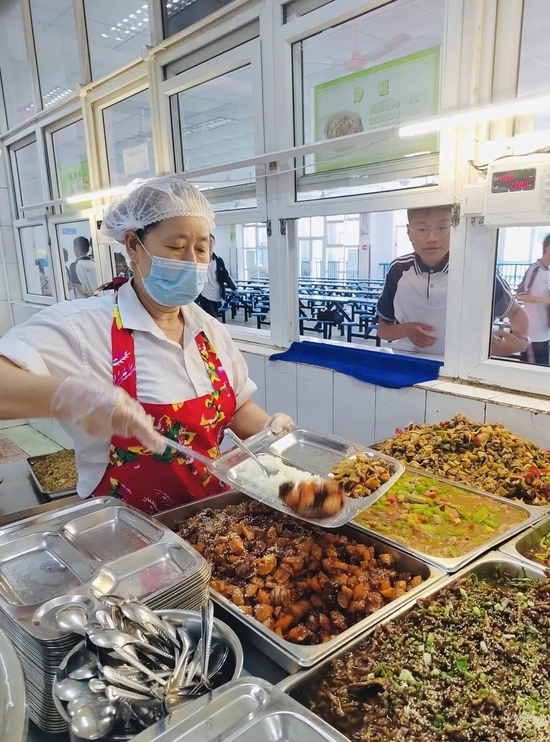 龙泉中学食堂食堂的故事有他们的一份不易