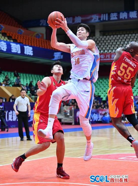 赛后,四川队主教练尹逵对队员下半场的表现很不满意。