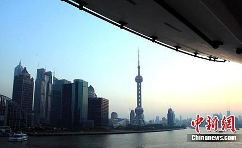 上海下调增值税附加税税?#30465;?#19978;图为资料图。中新社记者 潘索菲 摄