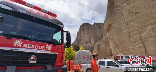 图为参与救援人员的临时休息点。　魏建军 摄