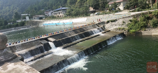 天然游泳池中间有溢洪道