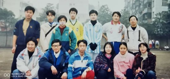 记不清是什么活动了，我们和学生在操场合影。前排右二是陈峥。
