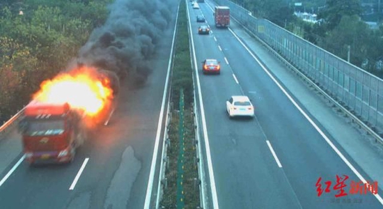 ↑拉废旧电瓶货车变“火车”，高速路上一路狂奔 监控视频截图