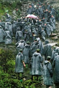 刘应华摄于汶川地震银厂沟救援现场.