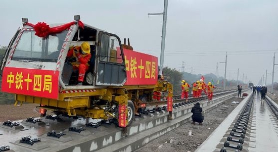 铺轨车、长轨运输到位，准备铺设。王眉灵 摄