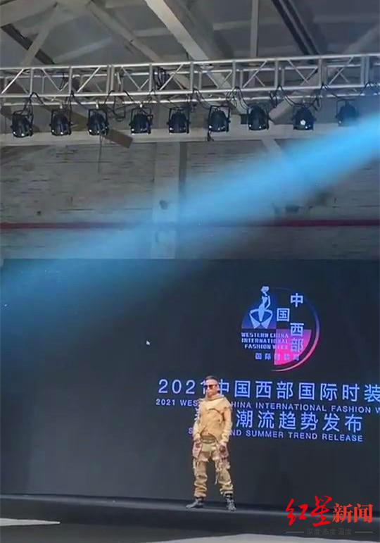 2020年9月19日,豆小剛身著麻袋裝登上時(shí)裝周