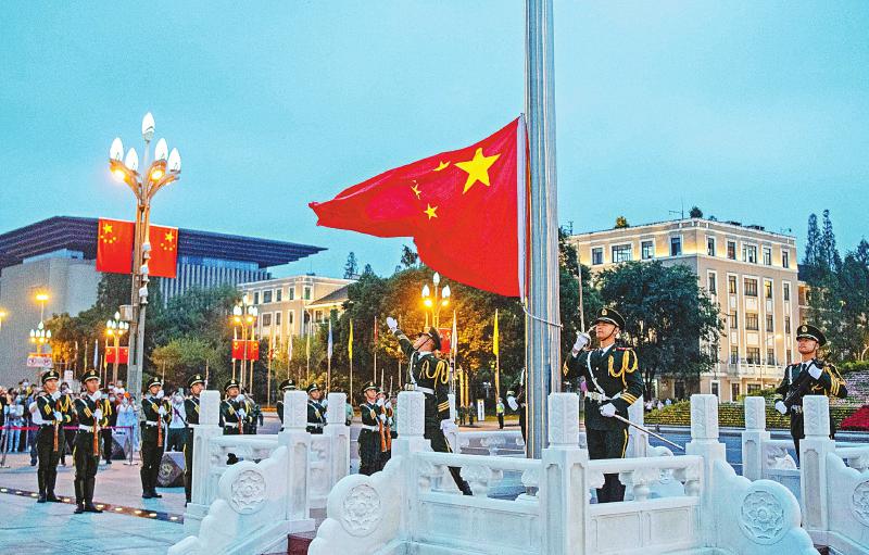 　　10月1日清晨，成都市天府广场举行升旗仪式，庆祝中华人民共和国成立72周年。 四川日报全媒体记者 何海洋 摄