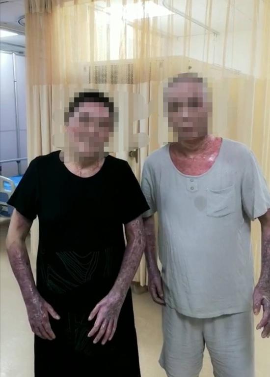 出院時的馮兆琴(左)、盧永杰