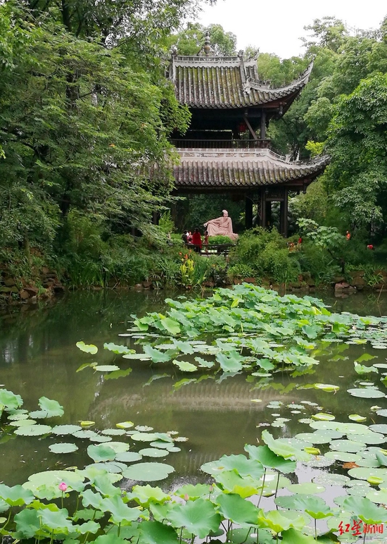 ↑三苏祠内东坡盘陀像。蒋麟摄