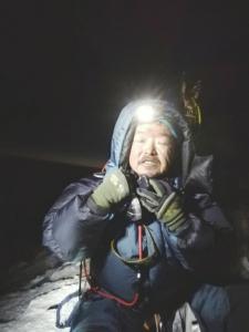 肖军成功登顶珠峰,由于是凌晨3点,周围漆黑一片。