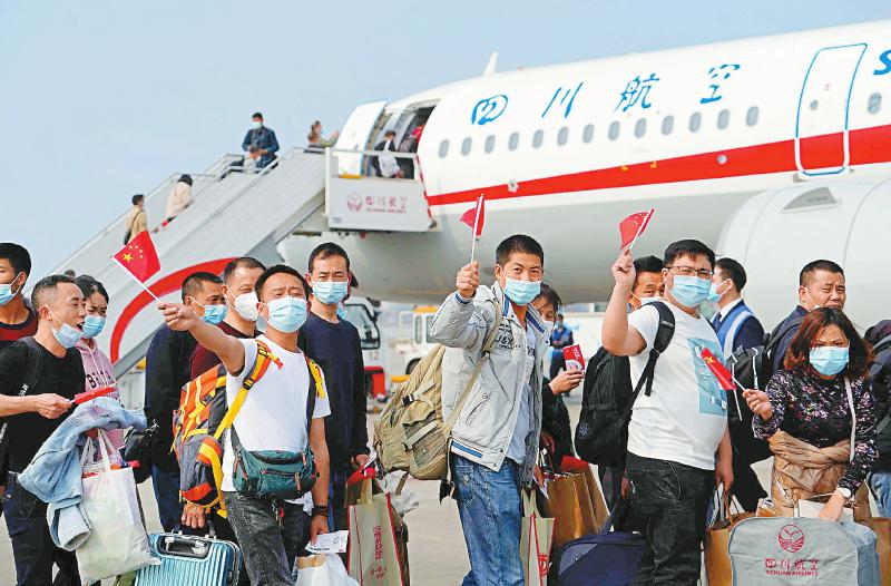 2月23日下午,我省发出4架农民工专机分别飞往广东、新疆、浙江。其中,首架专机由成都飞往广东,190名川籍农民工于当天17时30分抵达广州白云机场。 四川日报全媒体记者华小峰摄