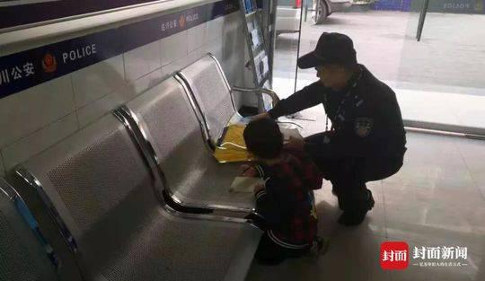 民警辅导小糖糖做作业