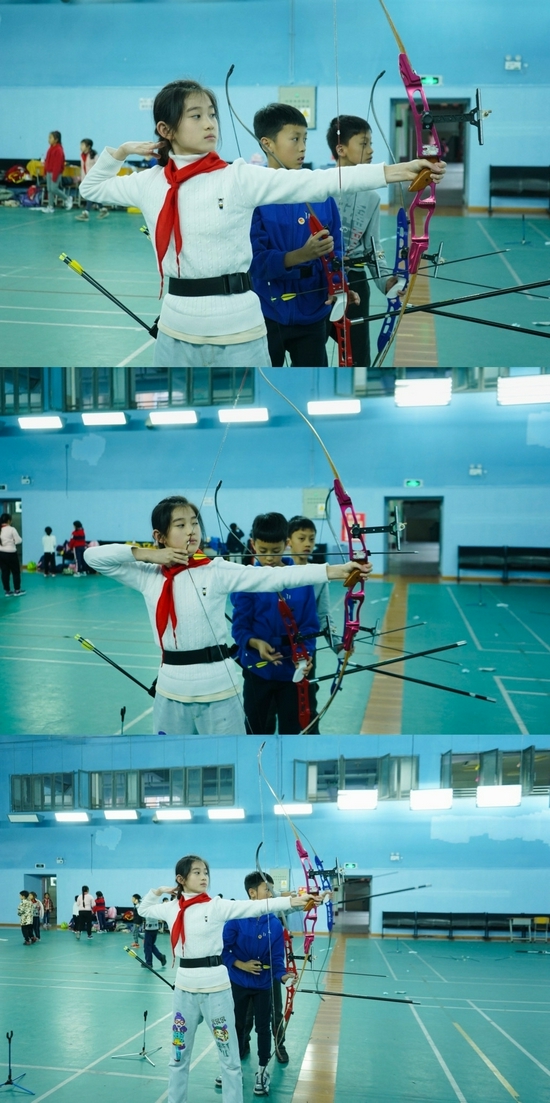 成都师范附属小学华润分校的孩子正在练习射箭。魏冯 摄