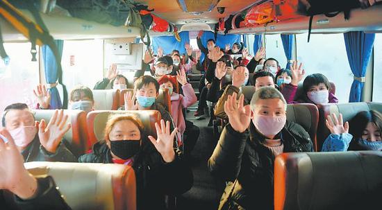 2月9日,我省“春风行动”全面启动。蓬溪县169名农民工经过健康检查,乘专用客运车到广东省各地返岗。 衡昌辉摄