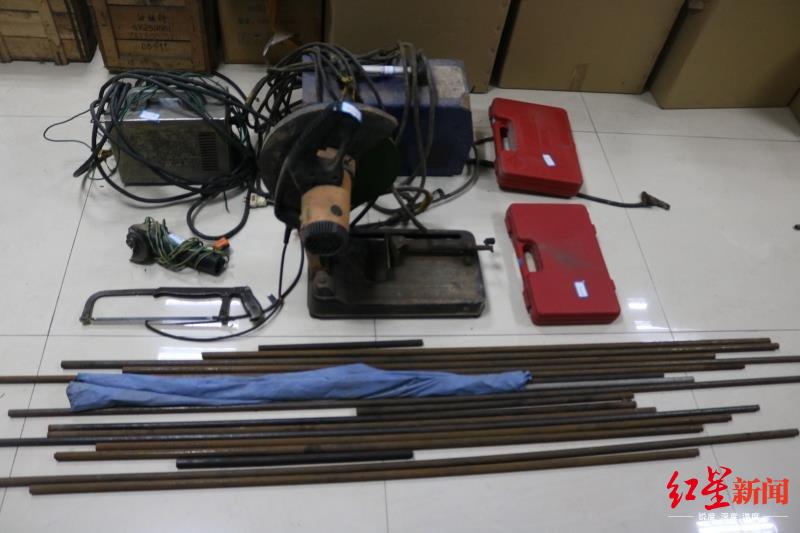 ↑警方繳獲的改裝槍支的工具。