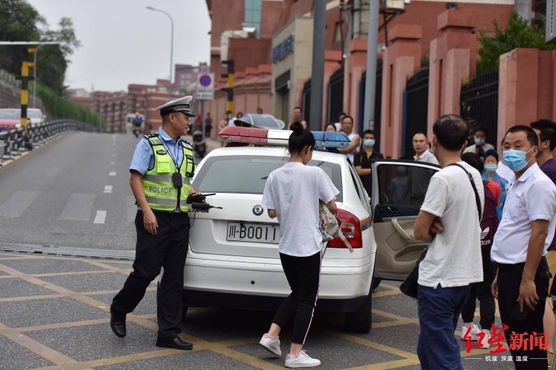 ↑交警安排警车送考生到考点