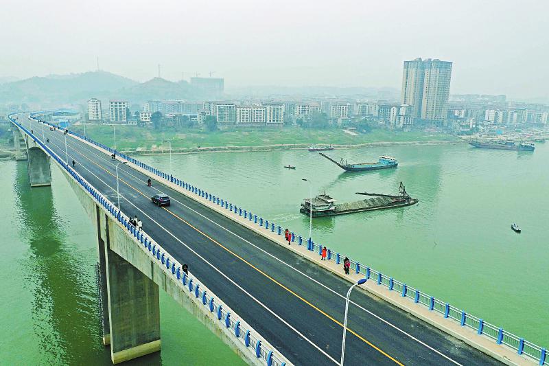 2021 　　1月23日，李渡嘉陵江大桥通车一个月，彻底解决了两岸群众“过江难”的问题。