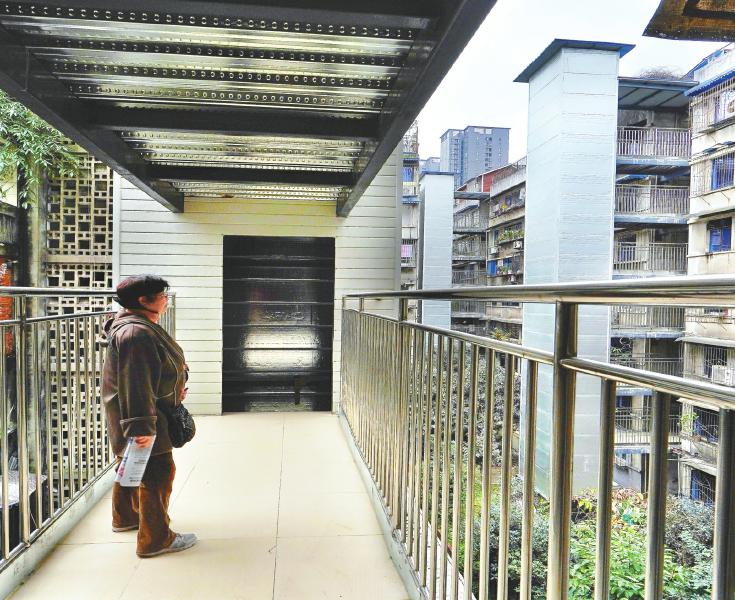 电梯井道里空荡荡,仅有外框架。
