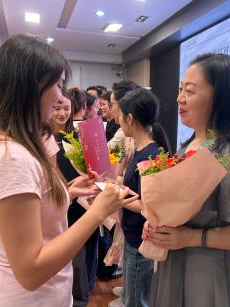 徒弟教师向指导教师献花致谢
